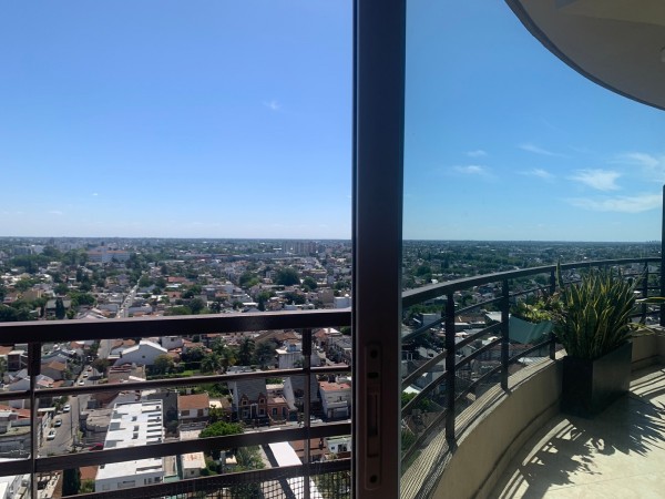 Impecable dto de 2 amb, con hermosa vista panorámica.