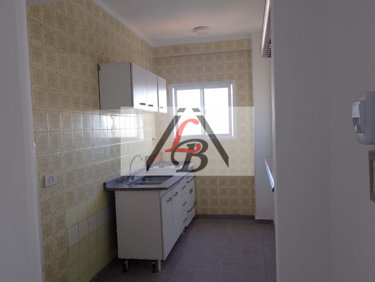 Alquiler de departamento de 2 Amb, al frente con balcon, en el centro de Ramos Mejia.