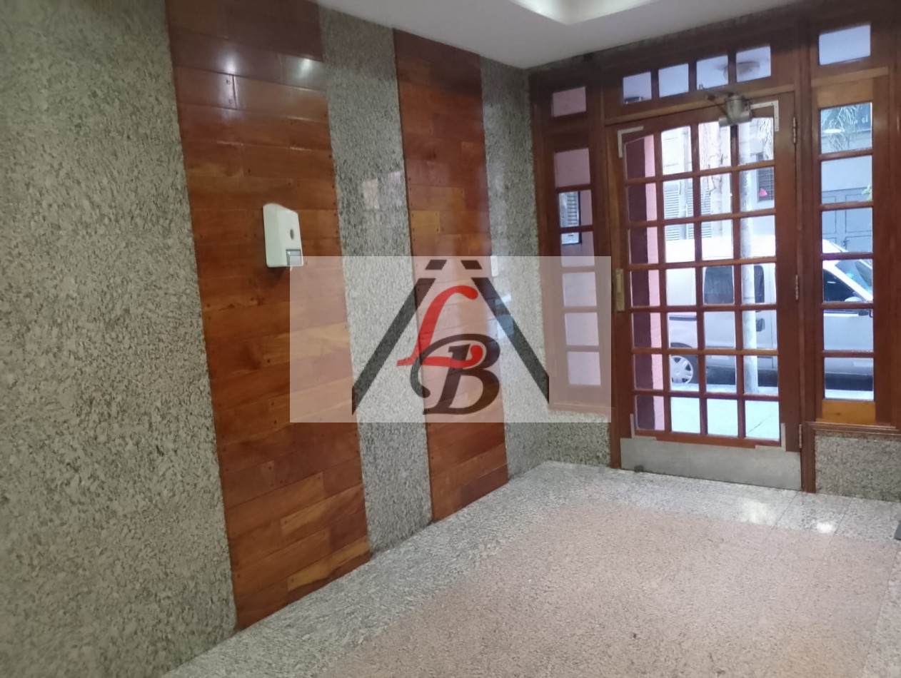 Alquiler de departamento de 2 Amb, al frente con balcon, en el centro de Ramos Mejia.