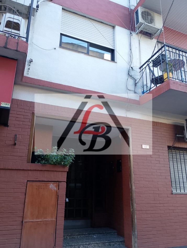 Alquiler de departamento de 2 Amb, al frente con balcon, en el centro de Ramos Mejia.