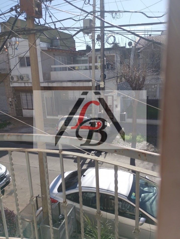 Dto. de 2 amb, a mts de Av. de Mayo.