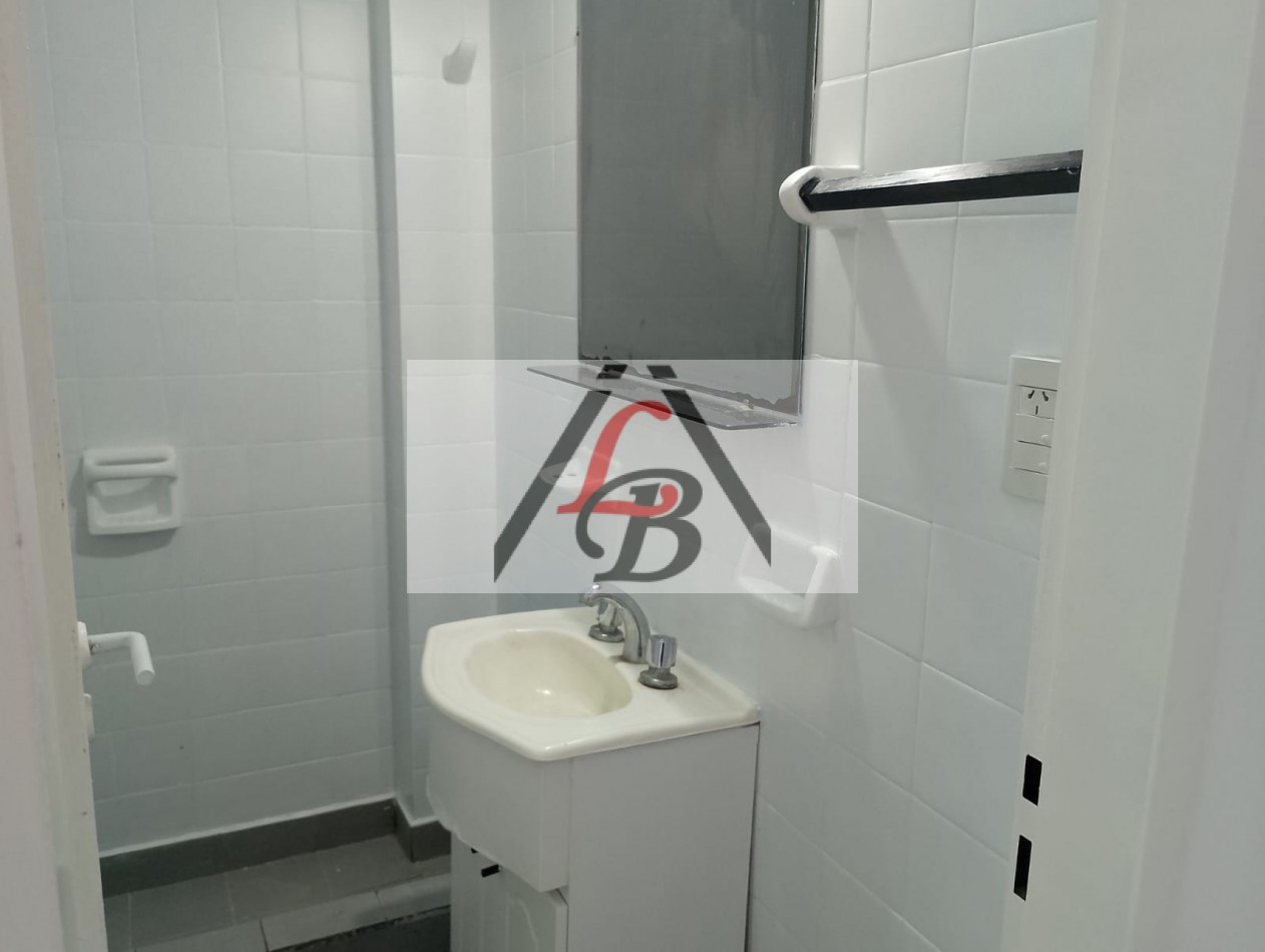 Alquiler de departamento de 2 Amb, al frente con balcon, en el centro de Ramos Mejia.