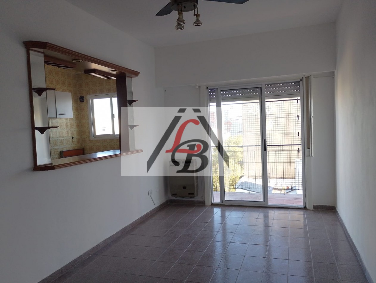 Alquiler de departamento de 2 Amb, al frente con balcon, en el centro de Ramos Mejia.